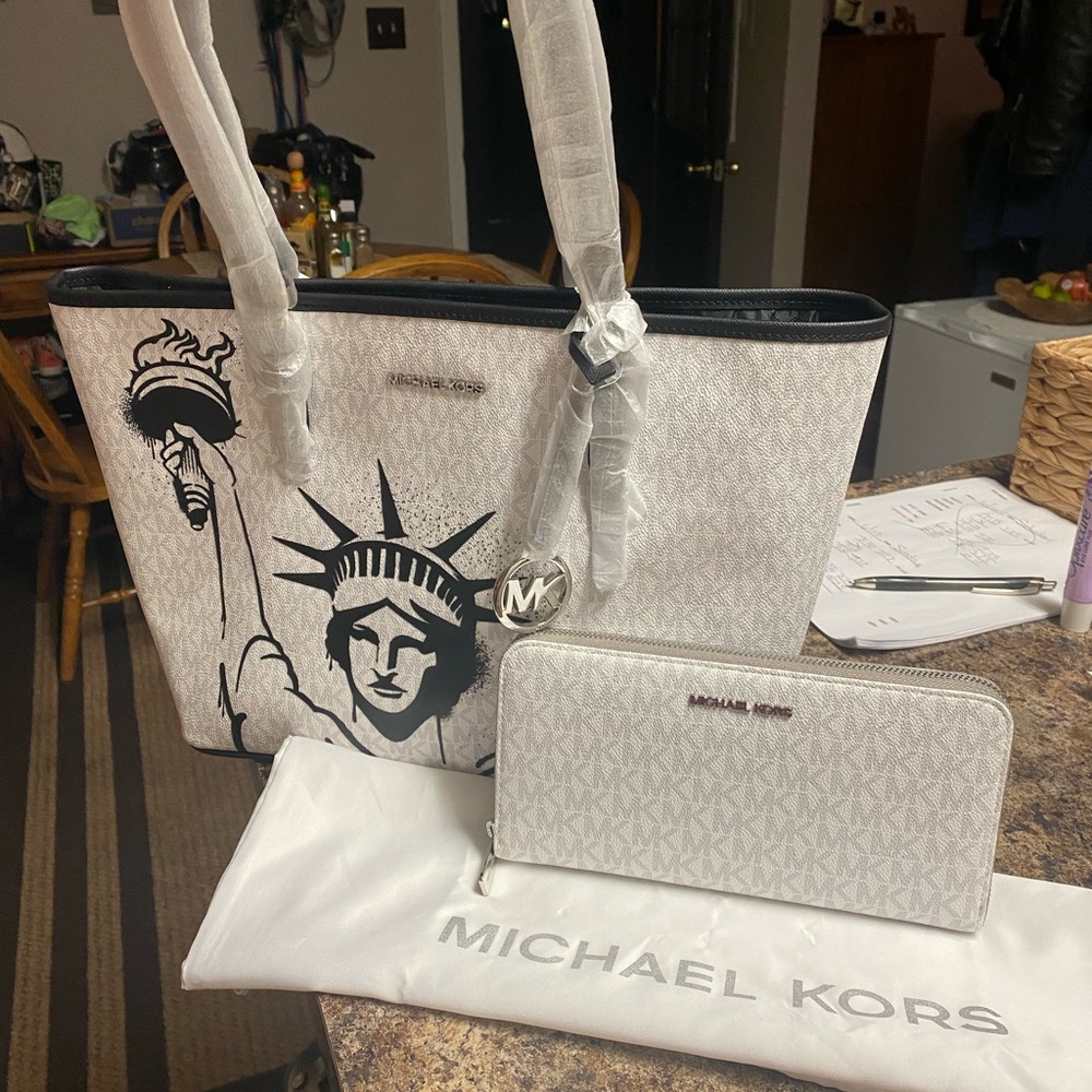 Michael Kors Liberty Print New York White Tote and Wallet